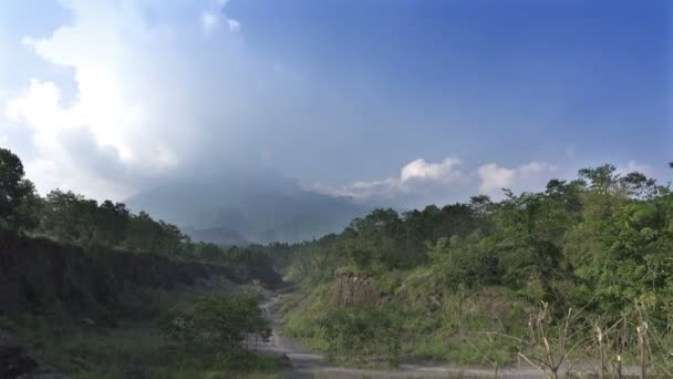 Mount Merapi, Gunung Merapi, doslova Fire Mountain v indonéské a javánština, je aktivní stratovulkán, nacházející se na hranici mezi střední a Java Yogyakarta, Indonésie — Stock video