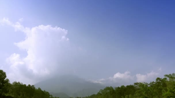 Mount Merapi, Gunung Merapi, dosłownie Fire Mountain w języku indonezyjskim i jawajski, jest aktywny wulkan stratowulkan położony na granicy pomiędzy Central Java i Yogyakarta, Indonezja — Wideo stockowe