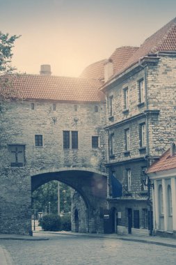 Tallinn, Estonya eski şehirde. Büyük deniz kapısı. tonlama