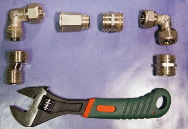 İngiliz anahtarı güç kavrama ve su unsurları ayarlamak ve gaz kapatma vanaları, düz yatıyordu