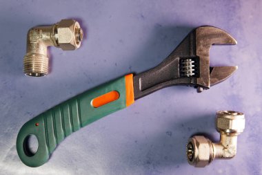 İngiliz anahtarı güç kavrama ve su unsurları ayarlamak ve gaz kapatma vanaları, düz yatıyordu