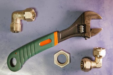 İngiliz anahtarı güç kavrama ve su unsurları ayarlamak ve gaz kapatma vanaları, düz yatıyordu