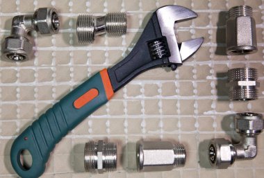 İngiliz anahtarı güç kavrama ve su unsurları ayarlamak ve gaz kapatma vanaları, düz yatıyordu