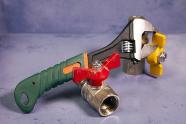 İngiliz anahtarı güç kavrama ve kapatma vanaları, su ve gaz unsurları küçük netlik derinliği ayarlamak