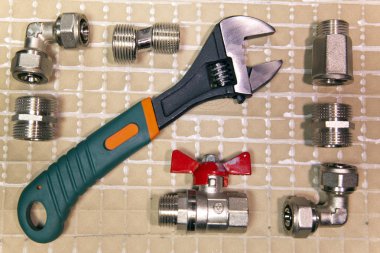 İngiliz anahtarı güç kavrama ve su unsurları ayarlamak ve gaz kapatma vanaları, düz yatıyordu 