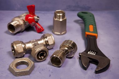 İngiliz anahtarı güç kavrama ve kapatma vanaları, su ve gaz unsurları küçük netlik derinliği ayarlamak