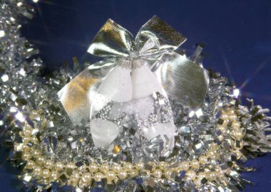 Icicle'ı yılbaşı topları mavi bir arka plan üzerinde cam  