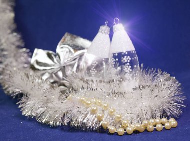 Icicle'ı yılbaşı topları mavi bir arka plan üzerinde cam