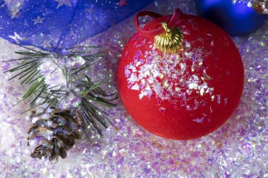 Kırmızı ve mavi yeni yıl topları