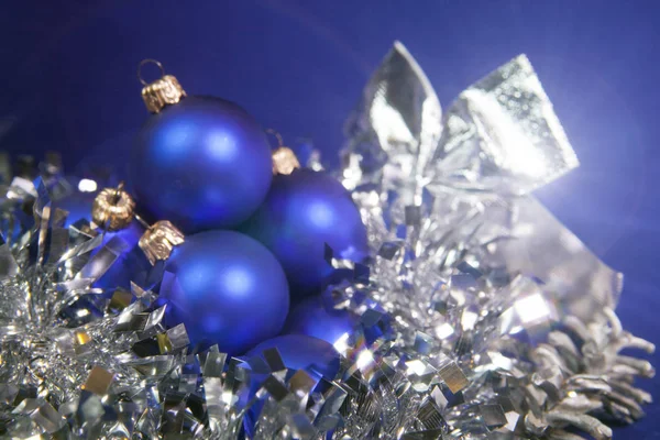 蓝色的新年球和金属箔在蓝色背景 — 图库照片