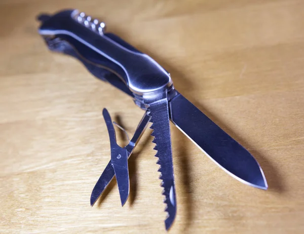 Ahşap Bir Masa Üzerinde Görüntülenen Kenarları Araçları Ile Cep Penknife — Stok fotoğraf