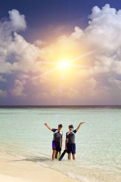 Padre Con Hijo Mar Con Equipo Para Snorkel — Foto de Stock