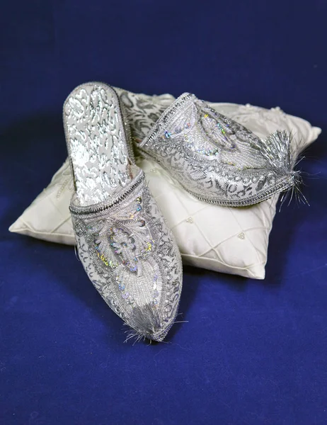 ブルー ベルベットの東スタイルの花嫁の結婚式の靴 — ストック写真