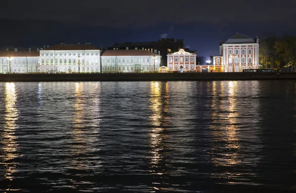 Noční Pohled Univerzitní Nábřeží Petrohradu Přes Řeku Neva — Stock fotografie