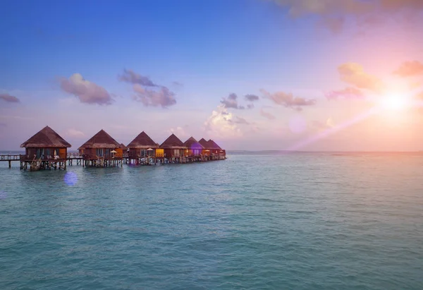 Casas Sobre Agua Mar Tranquila Transparente Una Puesta Sol Maldivas — Foto de Stock