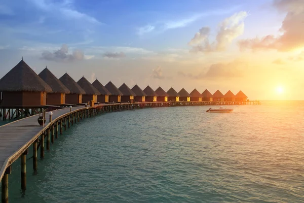 Case Sopra Acqua Mare Tranquilla Trasparente Tramonto Maldive — Foto Stock