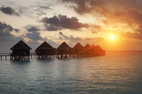 Casas Sobre Agua Mar Tranquila Transparente Una Puesta Sol Maldivas —  Fotos de Stock