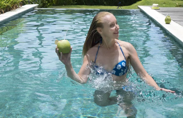 Mulher Atraente Jovem Com Cabelo Longo Swimwear Piscina Com Coquetel — Fotografia de Stock