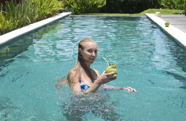 Młoda Atrakcyjna Kobieta Długimi Włosami Stroju Kąpielowym Basenie Koktajlem Kokosie — Zdjęcie stockowe