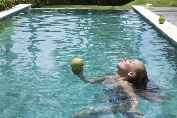 Die Junge Attraktive Frau Mit Langen Haaren Badebekleidung Pool Mit — Stockfoto