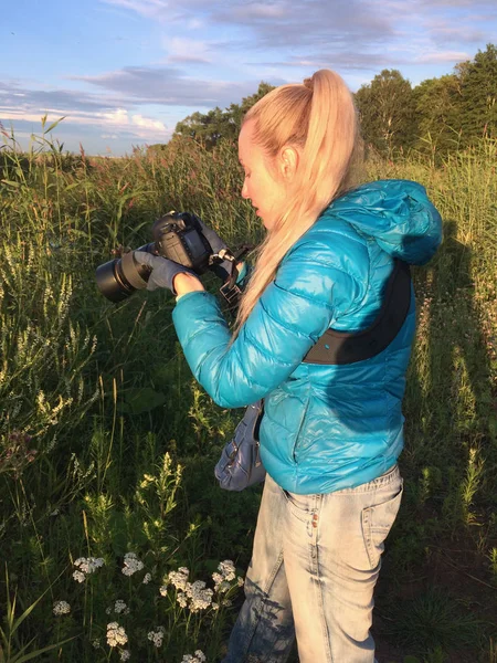 Mujer Atardecer Fotografía Una Hierba Borde Del Bosque — Foto de Stock