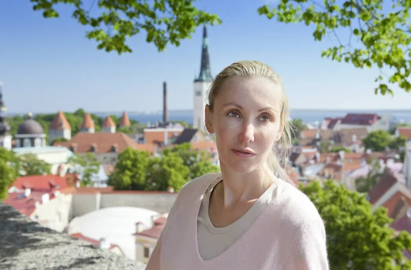 这位年轻迷人的女子从观景台上欣赏着旧城房屋的屋顶 爱沙尼亚 — 图库照片
