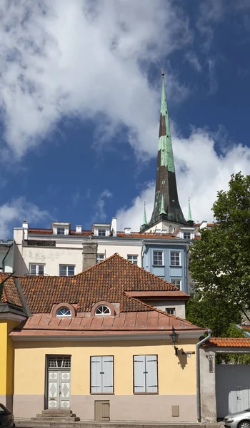 Spike Olaf Oleviste Církve Starobylými Domy Tallinn Estonsko — Stock fotografie