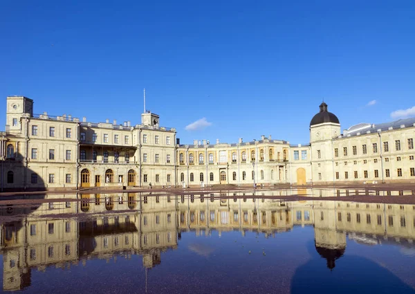 俄罗斯 圣彼得堡郊区 伟大的 Gatchina 宫殿和游行场地 雨后池中的倒影 — 图库照片