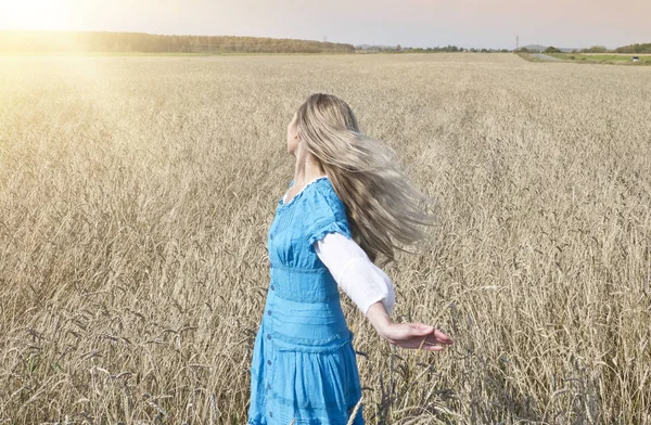 Die Schöne Frau Einem Blauen Langen Kleid Auf Dem Feld — Stockfoto