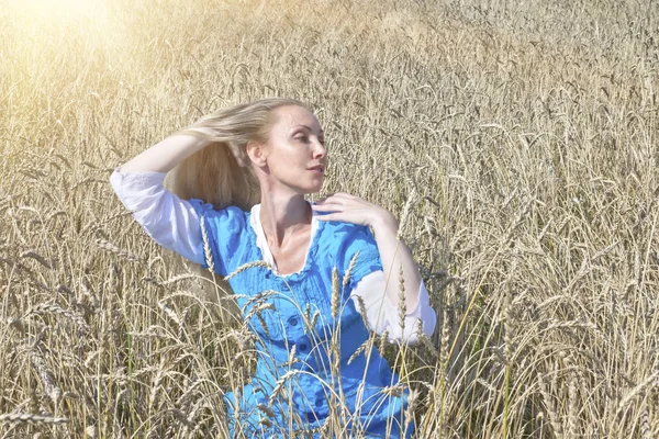 Hermosa Mujer Vestido Largo Azul Campo Las Orejas Maduras Cereales —  Fotos de Stock