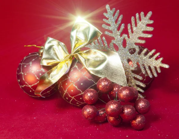 Roter Neujahrsball Dekorative Beeren Und Schneeflocke — Stockfoto