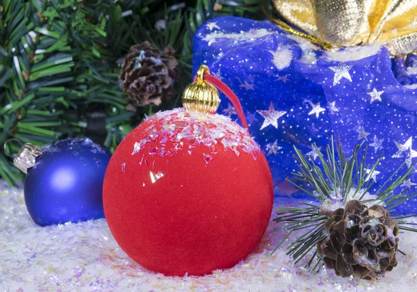 Красные Синие Новогодние Мячи Снегу Подарочной Сумке — стоковое фото