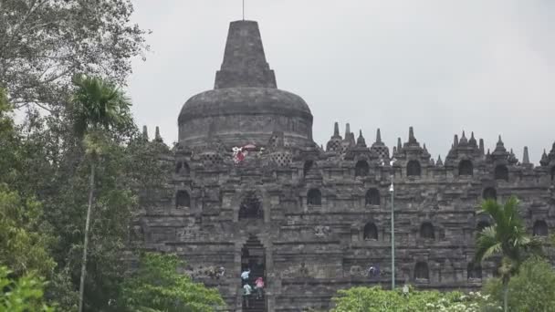 Midden-Java, Indonesië - 15 oktober, 2016:Borobudur of Barabudur is een 9de-eeuwse Mahayana boeddhistische tempel in Magelang, Midden Java, Indonesië — Stockvideo