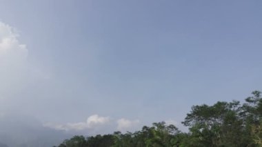 Mount Merapi, Gunung Merapi, kelimenin tam anlamıyla ateş Dağı'nı Endonezya dili içinde ve Cava, orta Java ve Yogyakarta, Endonezya arasındaki sınır üzerinde yer alan bir etkin değişken bir Stratovolkan olduğunu