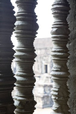 Sütunlar, pencere açıklıkları Angkor Wat Tapınağı, demiryolu-yazılarda oyulmuş Siem reap, Kamboçya