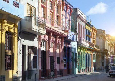Eski Havana'da parlak eski evleri