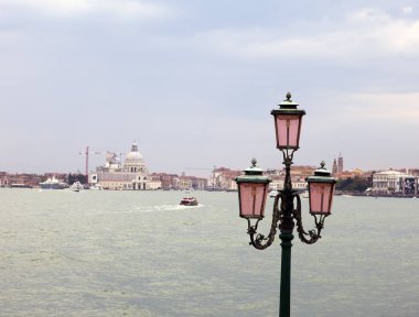 Venedik, İtalya Grand Canal üzerinde eski pembe fenerle Romantik Gösterim