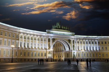 St. Petersburg. Rusya. Palace Meydanı ve gece aydınlatma genel kurmay binada kemer