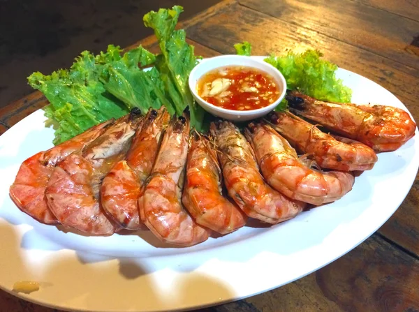 Grill Shrimps Leaves Green Salad Garlick Sauce Plat — Stock Photo, Image