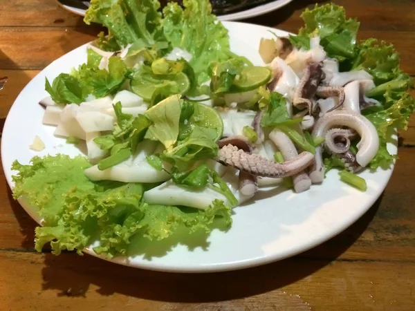 Calmars Avec Une Feuille Citron Vert Laitue Sur Une Assiette — Photo