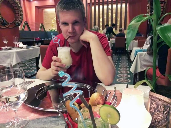 Der Junge Mann Mit Cocktail Restaurant — Stockfoto