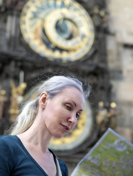 Vrouw Horloges Een Plattegrond Van Stad Achtergrond Van Historische Middeleeuwse — Stockfoto