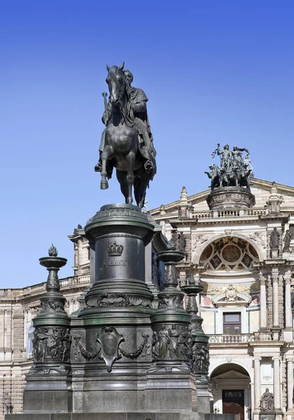 纪念碑对国王约翰在 Semperoper 歌剧大厦 之前德累斯顿 — 图库照片