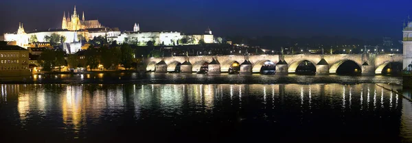 Hermoso Paisaje Urbano Praga Por Noche Con Puente Carlos Karluv — Foto de Stock