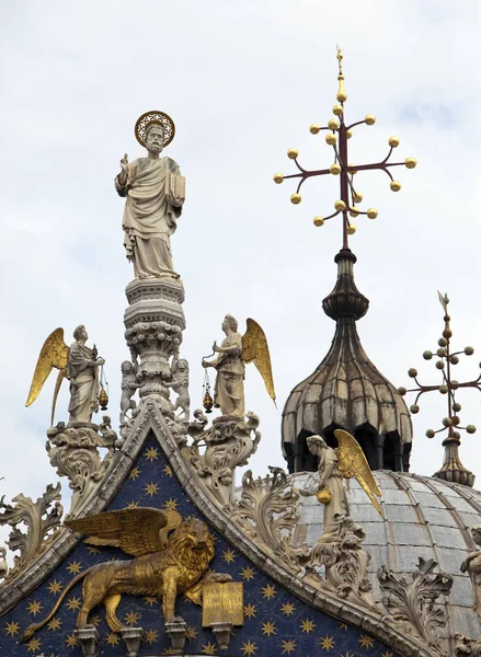 Statues Crosses Decorate Rooftop Basilica San Marco Saint Mark Basilica — Stock Photo, Image