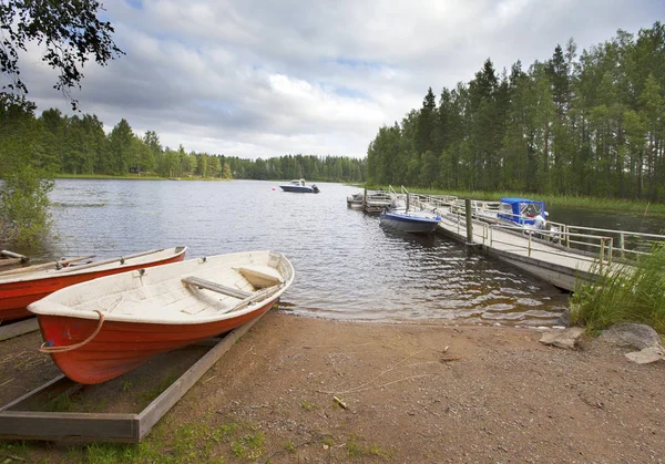 Łodzie Brzegu Jeziora Las Finlandia — Zdjęcie stockowe