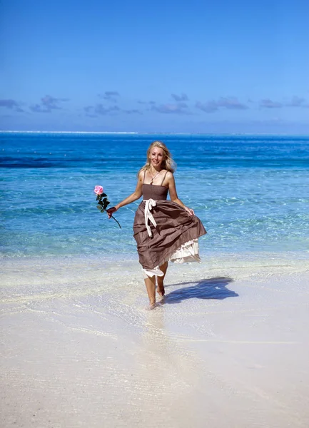 Piękna Kobieta Różą Działa Skraju Morza Plaży Polinezja — Zdjęcie stockowe