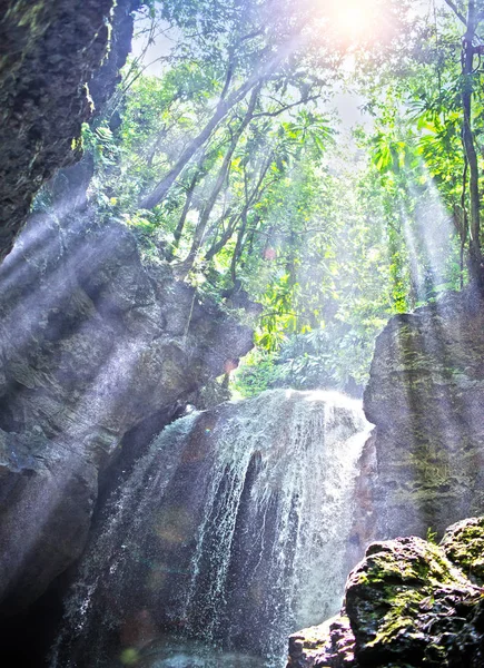 Rayons Soleil Dans Une Grotte Avec Des Chutes Jamaïque — Photo