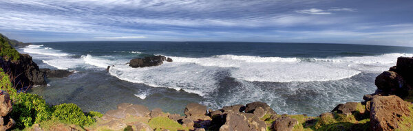 Большие волны на мысе Грис на юге Маврикия. панорама
