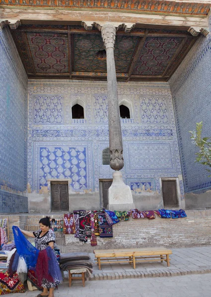 Uzbekistan Khiva September 2015 Kvinna Traditionella Nationella Kläder Säljer Souvenirer — Stockfoto
